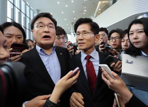 [포토] 후보 일정 중단 밝힌 김문수