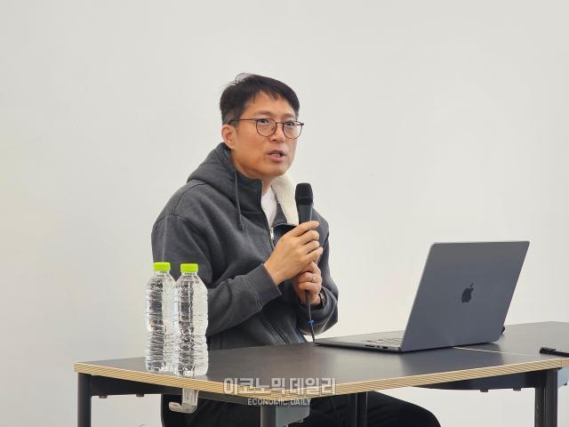 김석환 위믹스 재단 대표는 지난 3일 긴급 기자간담회를 열고 디지털자산거래소 공동협의체DAXA 닥사의 결정을 도저히 납득할 수 없는 명백한 재량권 남용이라고 강하게 비판하며 정면 반박에 나섰다사진선재관 기자