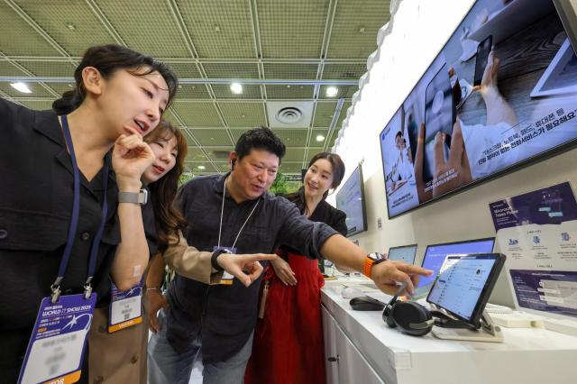 KT가 마이크로소프트Microsoft의 업무 협업 솔루션인 팀즈Teams와 KT의 통화망을 연동한 Microsoft Teams Phone이하 ‘마이크로소프트 팀즈폰’ 서비스를 출시했다고 7일 밝혔다 사진은 월드IT쇼 2025에서 마이크로소프트 팀즈폰을 소개하는 모습사진KT