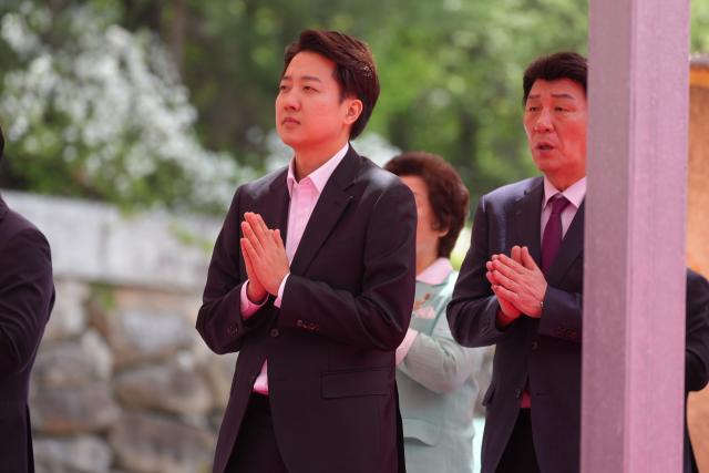 이준석 개혁신당 대선 후보가 5일 부처님오신날 봉축대법회 참석 등을 위해 대구 동화사를 방문하고 있다 사진연합뉴스