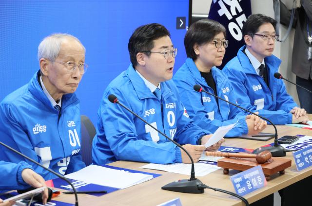 더불어민주당 박찬대 총괄선대위원장이 2일 서울 여의도 중앙당사에서 열린 중앙선거대책위원회의에서 발언하고 있다사진연합뉴스