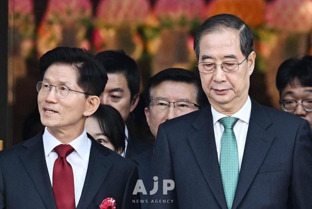 Kim Moon-soo and Han Duck-soo to meet for talks on single candidacy