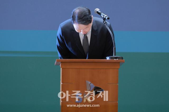 최태원 SK그룹 회장이 7일 서울 중구 SKT T타워에서 열린 유심 해킹 사태 관련한 일일브리핑에 참석해 사과했다 사진유대길 기자