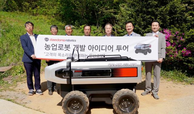 대동로보틱스가 운반로봇을 구매한 농가 현장의 의견을 청취하는 ‘농업로봇 아이디어 발굴 투어’를 진행했다 좌부터 최형우 대동 국내사업본부장 감병우 대동로보틱스 경영총괄 김영창 당진대리점주 장동관 운반로봇 1호고객 여준구 대동로보틱스 대표이사 김갑성 대동 중부사업팀장 박희선 대동로보틱스 로봇사업본부장이다 사진대동