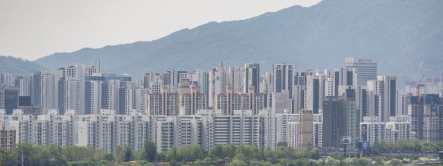 서울 성동구에서 바라본 강남 서초구 일대 아파트의 모습연합뉴스