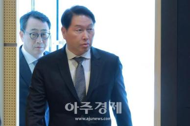 [포토] 기자회견장 입장하는 최태원·유영상