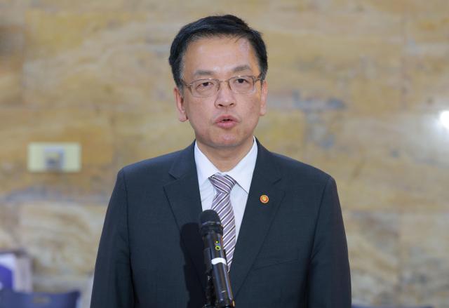 退任する崔相穆元副首相、「職務に忠実な公職者を揺さぶってはならない」