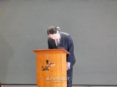 최태원 SK회장, 유심 해킹 사태 대국민 사과… 고객 신뢰 회복 총력