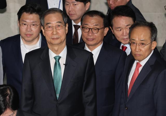 한덕수 전 국무총리가 지난 2일 서울 여의도 국회 소통관에서 대통령 선거 출마를 선언하기 위해 이정현 전 새누리당 대표 국민의힘 추경호 의원 등과 기자회견장으로 향하고 있다 사진연합뉴스