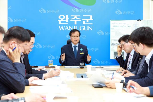 유희태 완주군수가 7일 완주산단 랜드마크 조성사업과 관련한 기자간감회를 진행하고 있다사진완주군