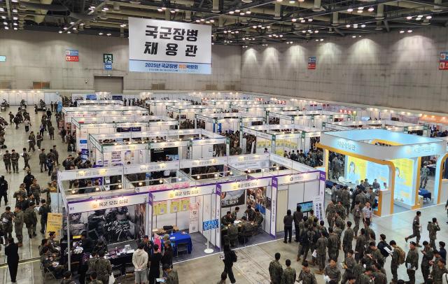 7일 경기 고양시 킨텍스에서 2024 국군장병 취업박람회가 열리고 있다 올해는 대기업과 공공기관 등 150여개 기업·기관이 참가해 전역 예정 초급 간부·장병을 대상으로 채용 상담을 벌였다 사진조현미 기자