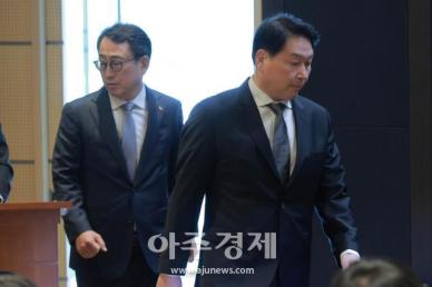 고개 숙인 최태원 회장 대규모 비용에도 AI 투자는 계속