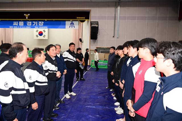 배낙호 김천시장을 비롯한 김첨시 체육회 관계자들이 제63회 경북도민체전 개막식전 치뤄지고 있는 사전경기가 열리는 대회장을 방문해 대회에 참가한 시군선수단을 환영하고 있다 사진김천시