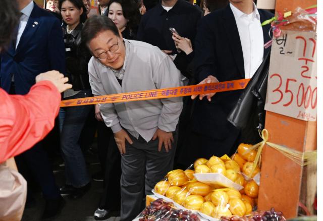 더불어민주당 이재명 대선 후보가 골목골목 경청투어국토종주편에 나선 7일 전북 임실군 임실시장에서 시민 및 지지자들에게 인사를 하고 있다 202557 사진연합뉴스 공동취재