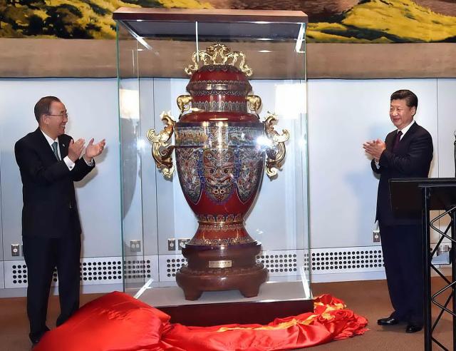 시진핑習近平 중국 국가주석이 2015년 9월 3일 베이징에서 열린 중국인민항일전쟁 및 세계반파시즘전쟁 승리 70주년 기념 행사에서 군사 퍼레이드를 관람하고 있다 사진신화통신