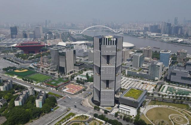 2022년 6월 17일 상하이에 있는 신개발은행NDB 본사 건물을 드론으로 담았다 사진신화통신