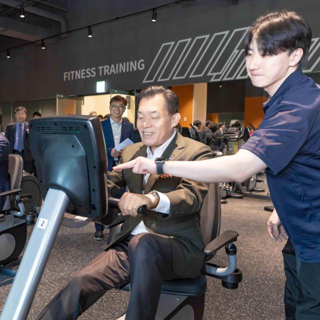 이재준 시장이 운동 기구를 사용해 보고 있다사진수원시