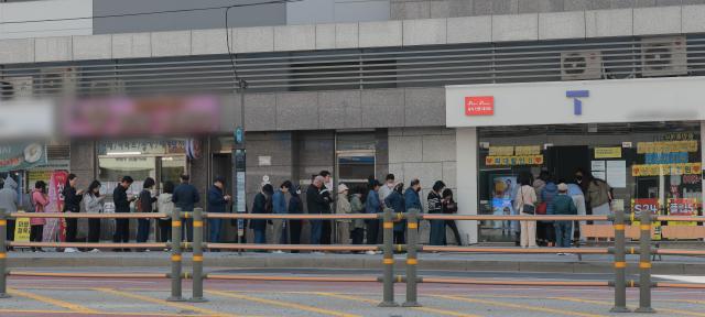 가입자 유심USIM 정보를 탈취당한 SK텔레콤이 유심 무료교체 서비스를 시작한 28일 서울 시내 한 SKT 대리점에서 시민들이 유심 교체를 위해 줄을 서 차례를 기다리고 있다 20250428사진유대길 기자 dbeorlf123ajunewscom