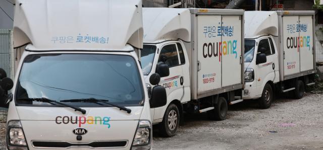 Các xe giao hàng của Coupang đang đỗ tại trung tâm thành phố Seoul vào ngày 752025 ẢnhYonhap News