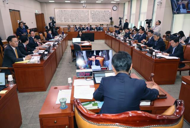 2일 서울 여의도 국회에서 열린 법제사법위원회 전체회의에서 정청래 위원장이 의사봉을 두드리고 있다사진연합뉴스