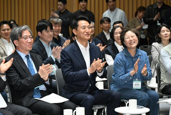 오세훈 서울시장이 7일 열린 규제철폐 100일 성과보고회에서 추진 성과를 청취하고 있다 사진서울시