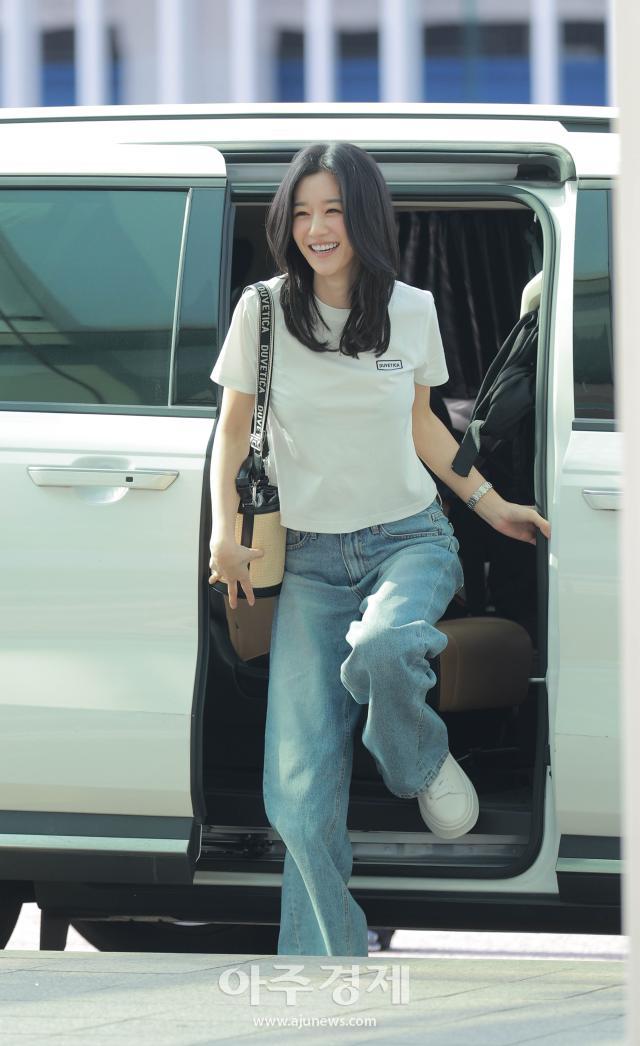 [포토] 서예지, 출국 앞두고 신난 표정으로