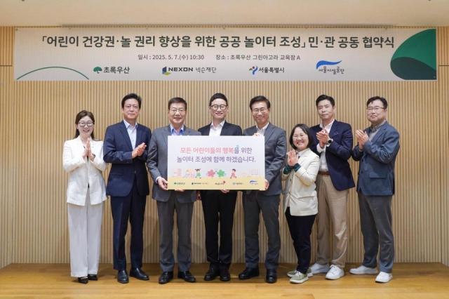 서울시 중구 초록우산 어린이재단 빌딩에서 진행된 ‘단풍잎 놀이터’ 조성 관련 민·관 공동 협약식 사진은좌측부터 신정원 사회공헌협력본부장 넥슨재단 김정욱 이사장 초록우산 황영기 회장 넥슨 김창섭 메이플스토리 국내 총괄디렉터 서울시 이수연 정원도시국장 서울시 박미애 정원도시정책과장 손성일 서울어린이대공원장 서울시설공단 정한영 재조성추진팀장사진넥슨