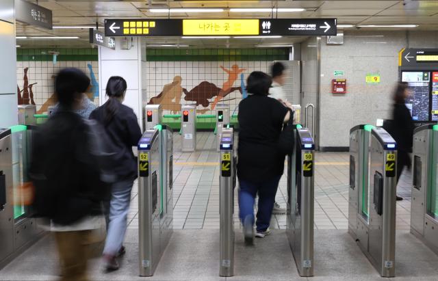 Six cities call on central government to cover losses from free subway rides