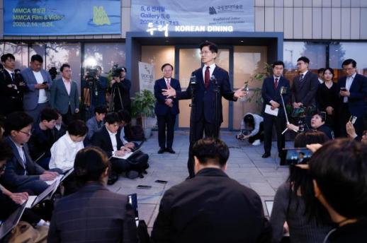 [포토] 단일화 담판 결렬 뒤 브리핑하는 김문수 후보