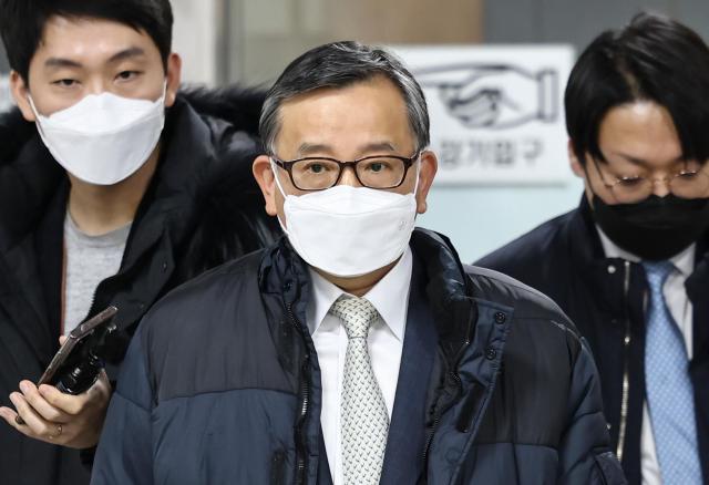 특정범죄 가중처벌법상 뇌물 혐의로 기소된 김학의 전 법무부 차관이 2022년 1월 27일 오후 서초구 서울고법에서 열린 파기환송심 선고 공판을 마친 후 법정을 나서는 모습 사진연합뉴스