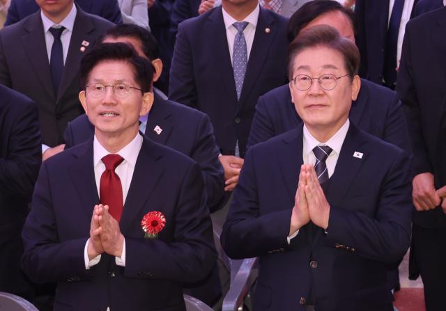 더불어민주당 이재명 대선 후보오른쪽와 국민의힘 김문수 대선 후보가 5일 서울 종로구 조계사에서 열린 불기 2569년 부처님오신날 봉축법요식에서 합장하고 있다 사진연합뉴스