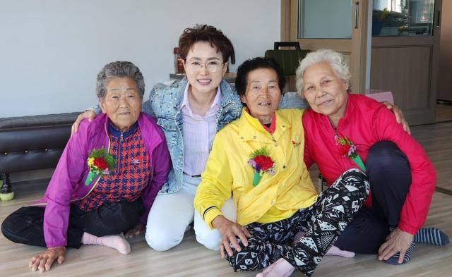 어버이날 카네이션 달아드리기지난해 카네이션 달아드리기 모습사진논산시