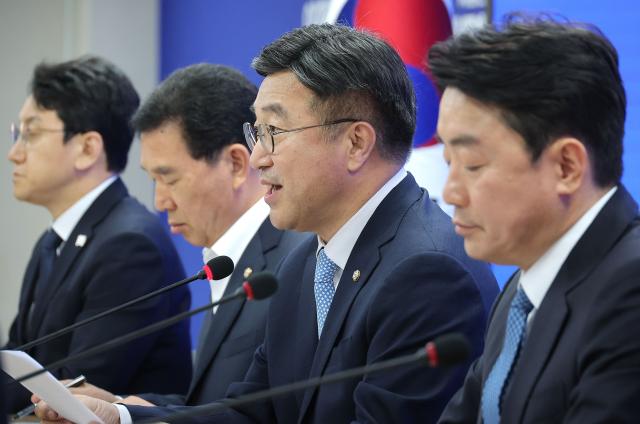 윤호중 더불어민주당 중앙선대위 총괄본부장이 8일 서울 여의도 민주당사에서 열린 총괄본부장단 회의에서 발언하고 있다
사진연합뉴스