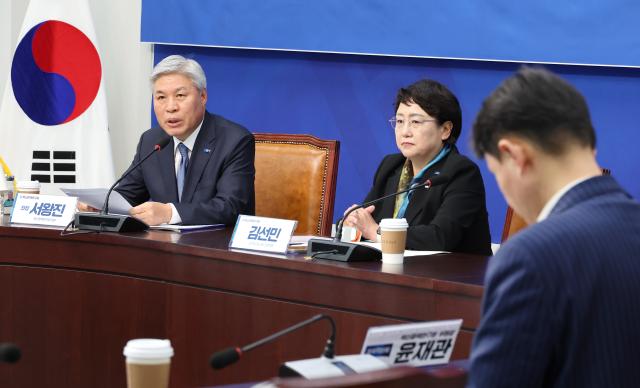 조국혁신당 서왕진 의원왼쪽이 8일 서울 여의도 국회에서 열린 123 내란으로 인한 경제 충격과 대응방안 토론회에서 발언하고 있다사진연합뉴스