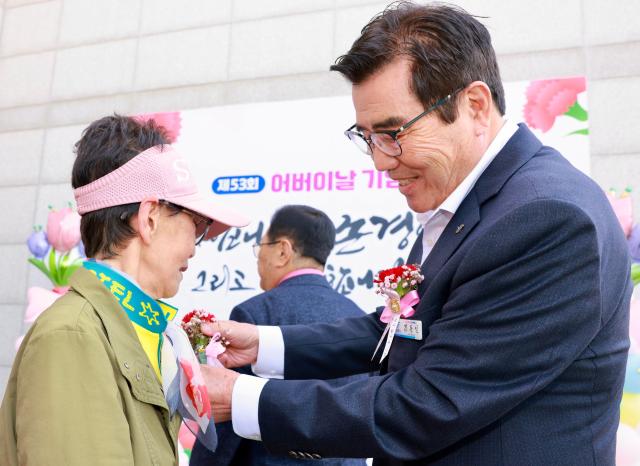 어버이날 기념행사 김동일 시장이 카네이션을 달아주는 모습사진보령시