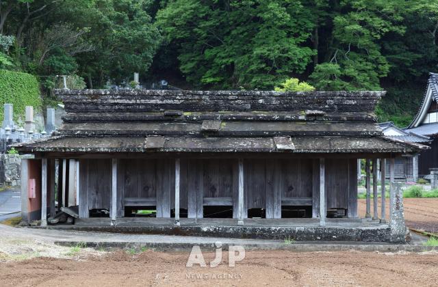 TRAVEL: Across a narrow strait, Daemado reveals layers of history