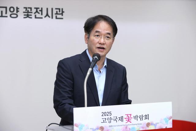 이동환 고양특례시장이 24일 일산호수공원 고양꽃전시관에서 진행된 ‘2025 고양국제꽃박람회’ 프레스데이에 참석해 인사말을 하고 있다 사진고양시