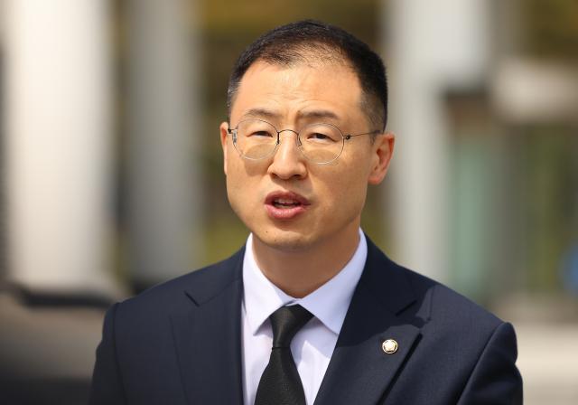 윤석열 전 대통령 탄핵과 관련해 당내에서 탈당 압박을 받아온 김상욱 의원이 8일 서울 동작구 현충원에서 참배 후 탈당 입장을 밝히고 있다 사진연합뉴스