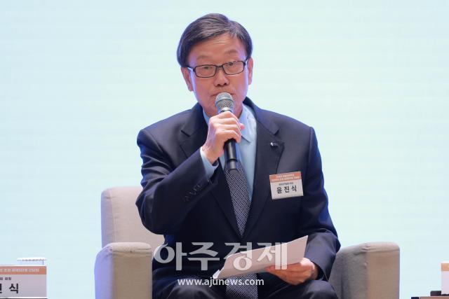 [포토] 정책 제언하는 ​​​​​​​윤진식 한국무역협회장