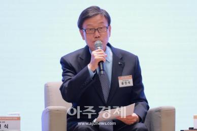 [포토] 정책 제언하는 ​​​​​​​윤진식 한국무역협회장