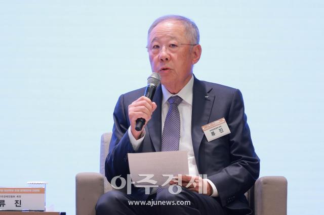 [포토] 정책 제언하는 ​​​​​​​류진 한국경제인협회장