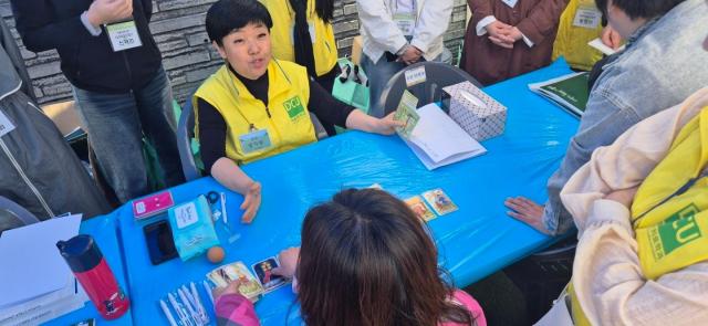 임지향 대구사이버대학 미술치료학과 교수가 직접 어린이를 상담하고 있다 사진대구사이버대학