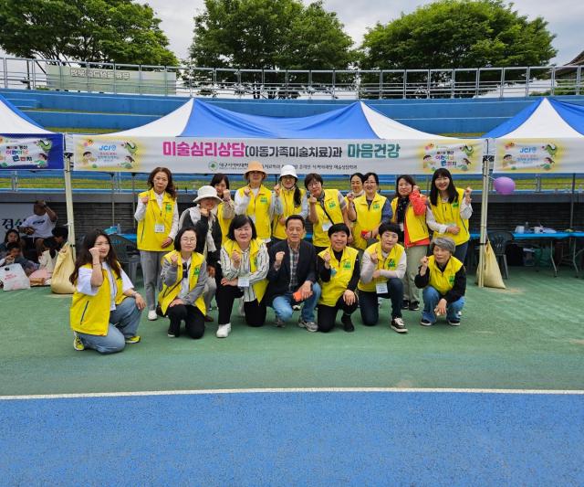 봉사활동에서 수고한 임지향 교수 이하 자원봉사자들이 기념촬영 하고 있다 사진대구사이버대학교