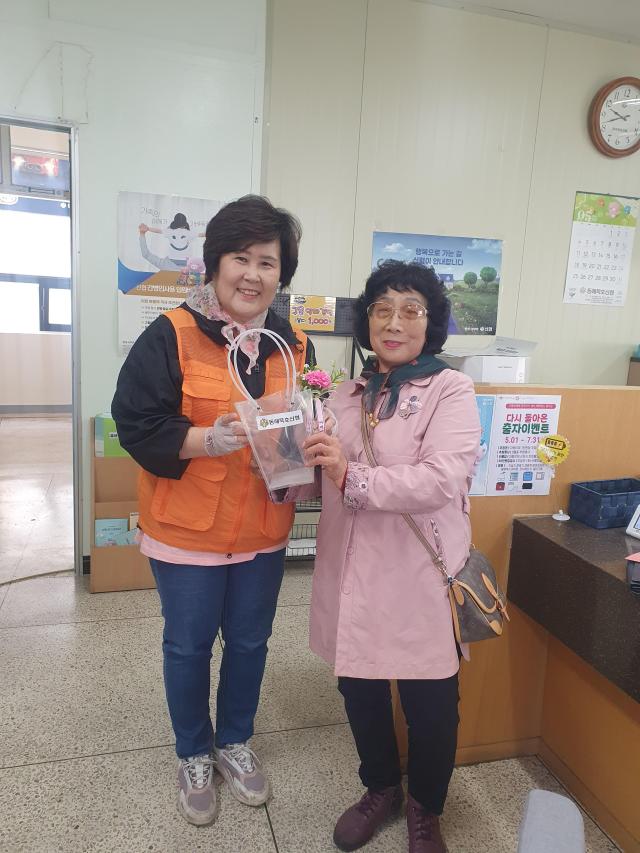 동해 묵호신협 봉사단이 어버이날 맞아 손수 만든 카네이션으로 감동을 선사하고 있다 사진동해 묵호신협
