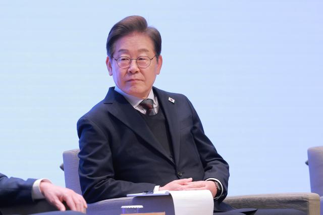 이재명 더불어민주당 대선후보가 8일 오전 서울 중구 대한상공회의소에서 이재명 더불어민주당 대선후보 초청 경제5단체 간담회에서 단체장들의 정책 제언을 경청하고 있다 사진유대길 기자 dbeorlf123ajunewscom