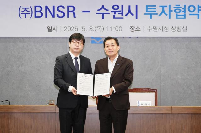이재준 시장오른쪽이 최경훈 대표와 협약 후 기념촬영을 하고 있다사진수원시