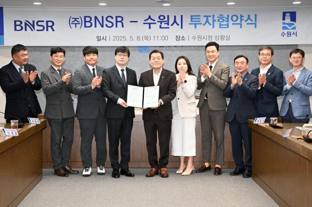 이재준 시장이 협약식 참석자들이 함께하고 있다사진수원시