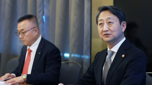 안덕근 산업통상자원부 장관오른쪽과 황주호 한국수력원자력 사장이 7일현지시간 체코 프라하에서 기자간담회를 열고 체코 원전 정식 계약 연기에 대해 설명하고 있다 사진산업통상자원부