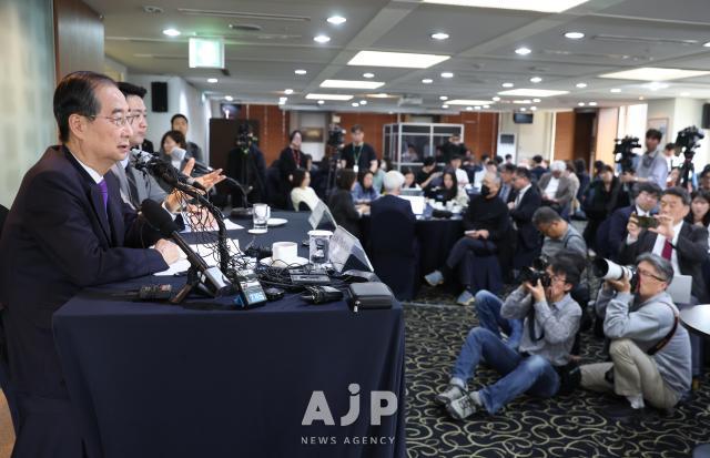 Independent presidential candidate Han Duck-soo speaks at a press briefing hosted by the Seoul Foreign Correspondents Club at the Korea Press Center in central Seoul on May 7 National Assemblys Joint Press Corps