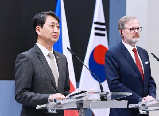 Korea, Czech deepen nuclear, tech ties despite court ruling delaying major deal